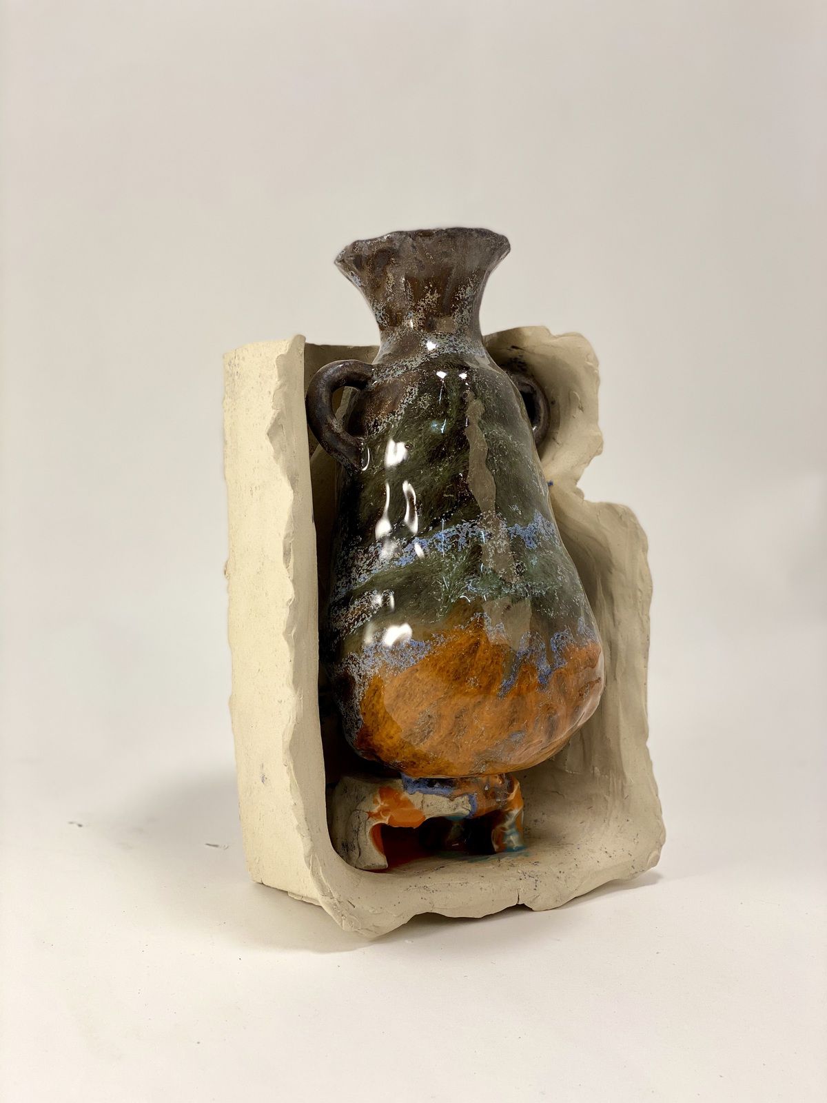 Pernille PONTOPPIDAN PEDERSEN, Amphora, céramique émaillée, 30 x 13 x 18 cm, 2020, Courtoisie Pernille Pontoppidan Pedersen et Galerie Maria Lund