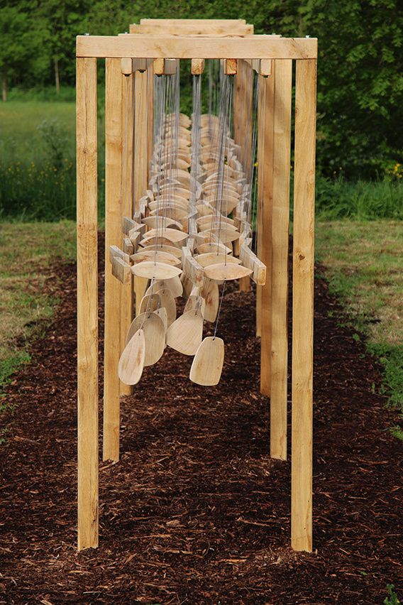 Un Champ sonore du Possible, 2019. Charpente en chêne massif, 117 lames de xylophone en bois de chêne, 78 maillets en chêne, 78 plaques légères pour capter le vent, câble en inox Ensemble fabriqué par l’artiste. Parc de l’Abbaye de Jumièges, sous-bois Jumièges. À Ciel ouvert, 2019,  crédit photo : abbaye de Jumièges